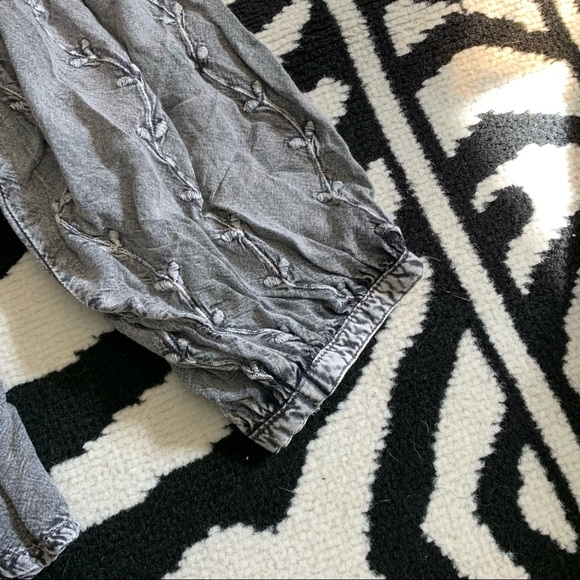 Solitare Boho Mineral Wash Embroidered Bell Sleeve Top Gray Size Medium - Picture 8 of 11